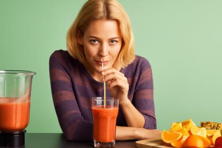 Ein Kaltgetränk wird dich im Sommer nicht retten – warum heißer Tee und Wassermelone mehr für den Körper tun als ein kühles Glas